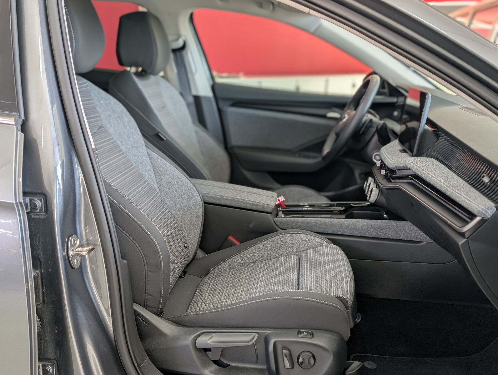 Fahrzeugabbildung SKODA Superb IV 2.0TDI DSG 4x4 MATRIX PANO NEUES MODEL