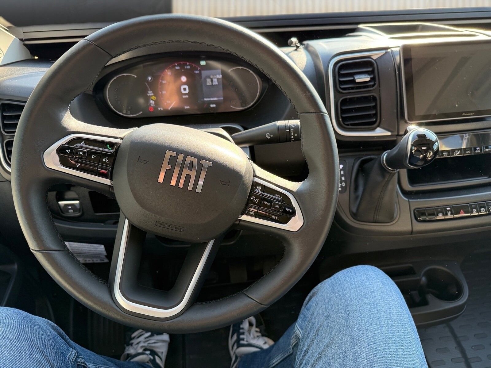 Fahrzeugabbildung Eura Mobil Van V 635 EB 180 PS, Automatik, Panoramadach