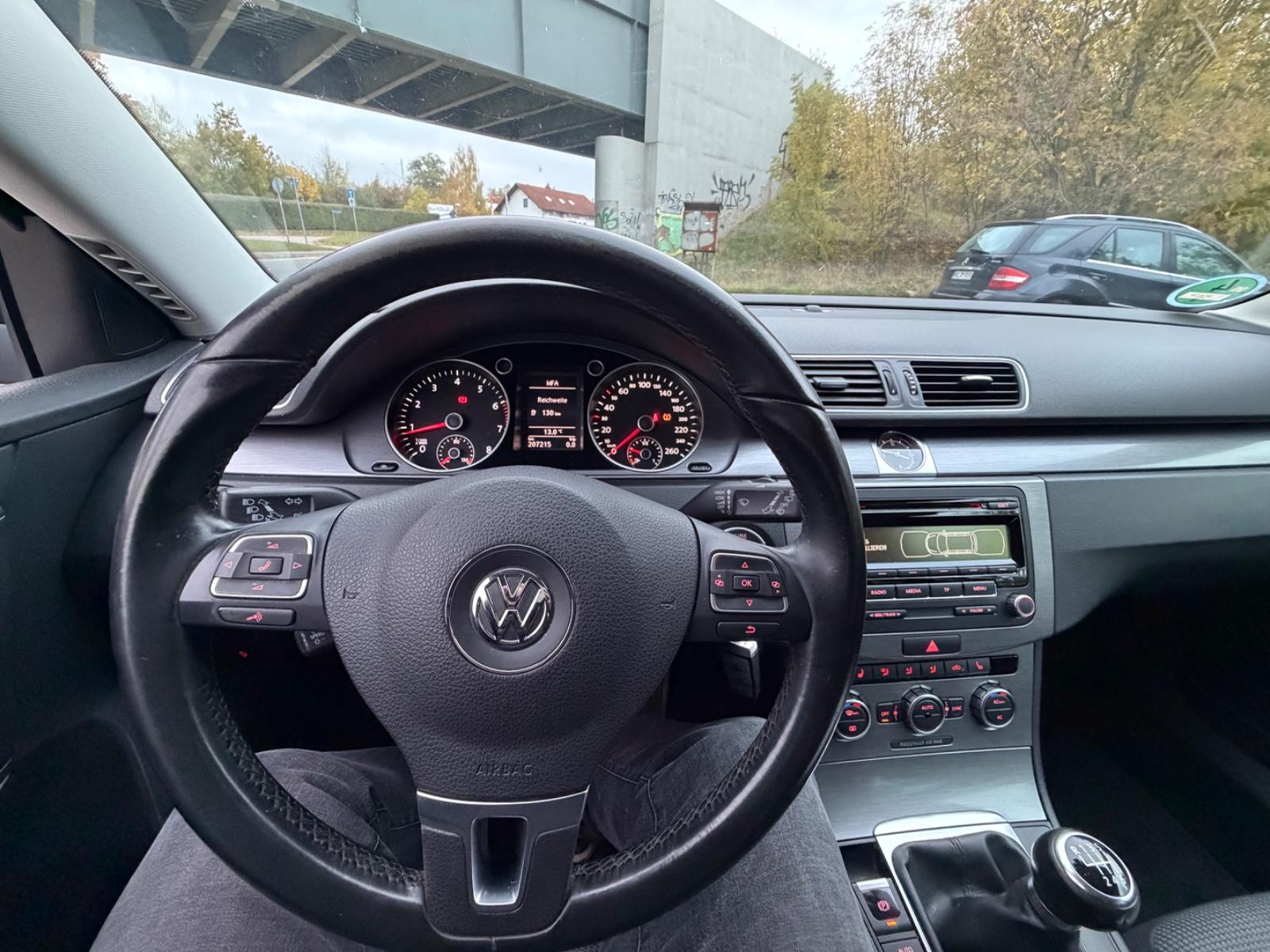 Volkswagen Passat 2012 — photo 12