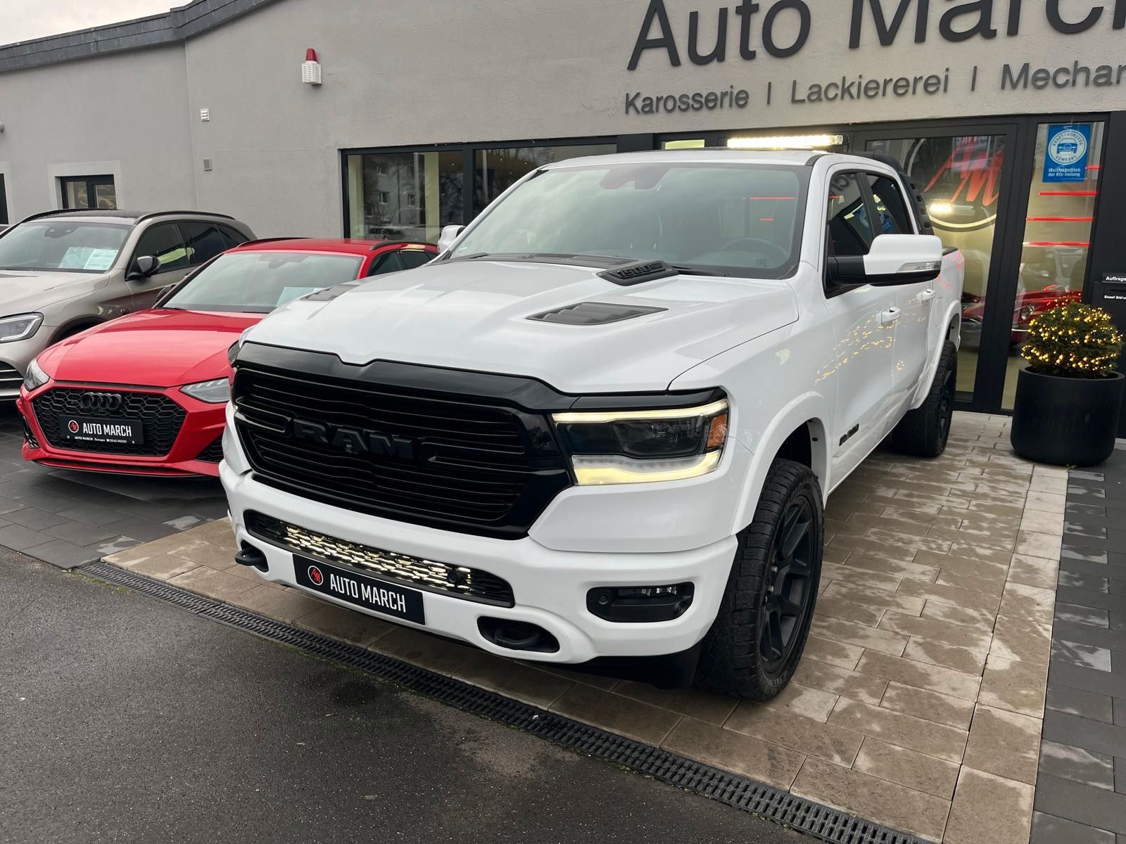Fahrzeugabbildung Dodge RAM 1500 Laramie / Sport / Crew CAB 4x4