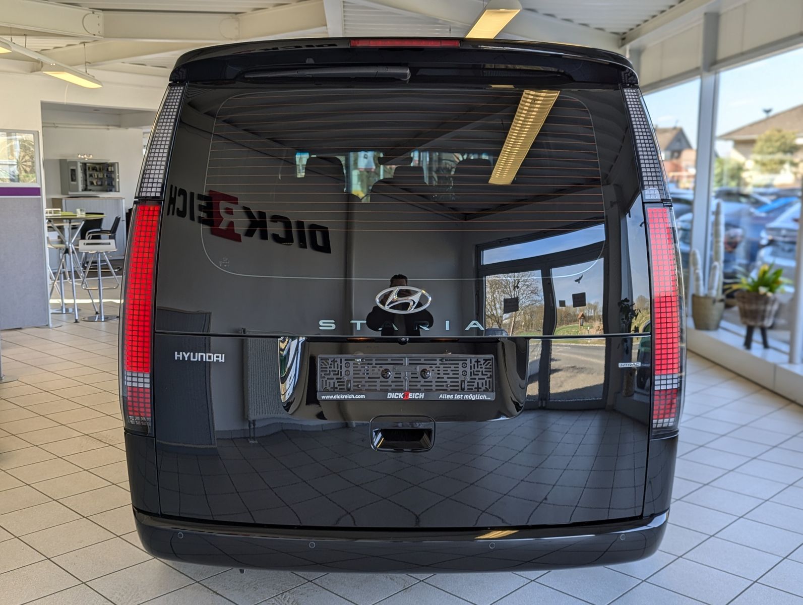 Fahrzeugabbildung Hyundai Staria 2.2 CRDi Aut Prime 4WD Leder Pano 9-Sitze