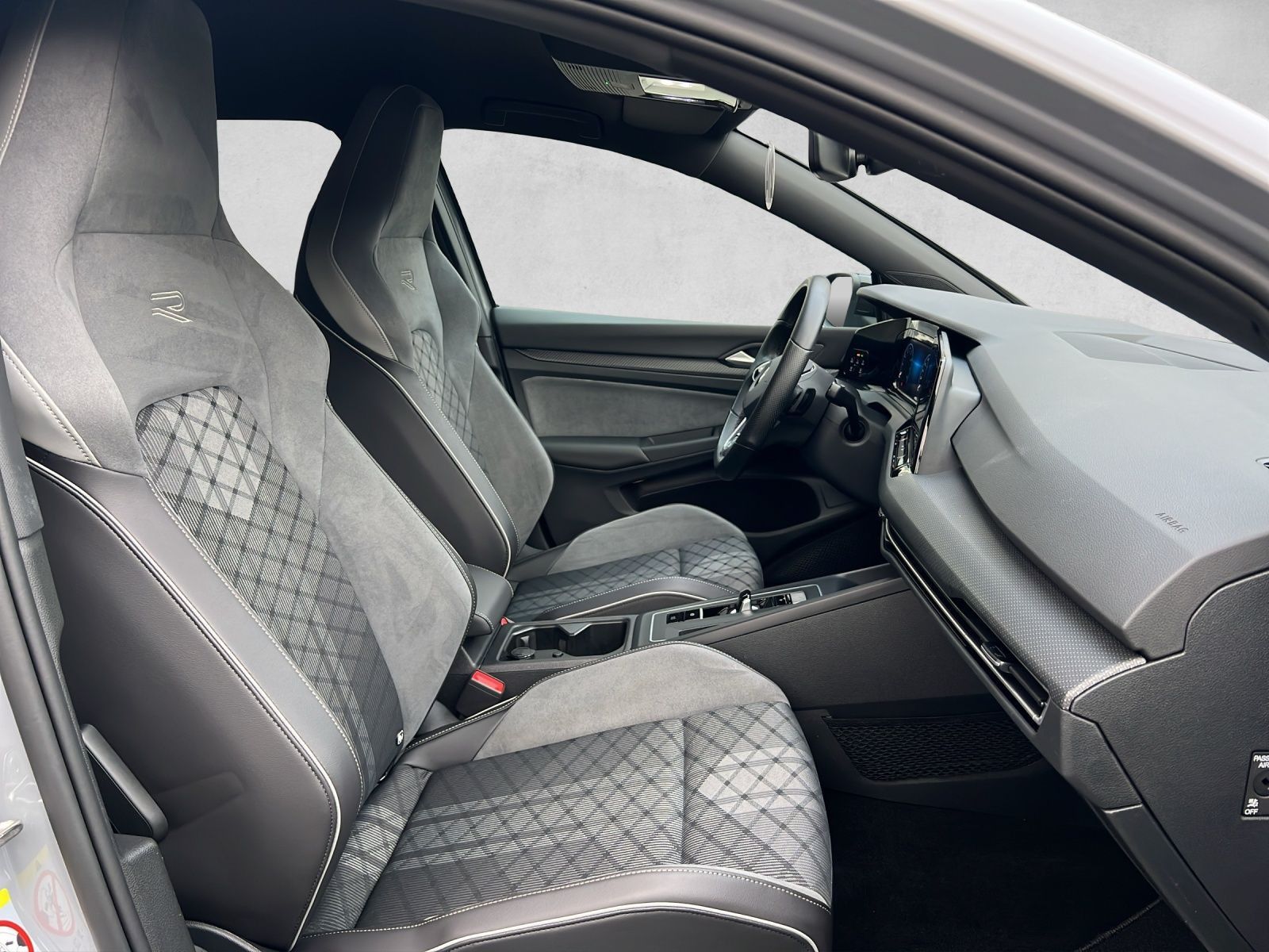 Golf VIII Variant R-Line 1.5 l eTSI DSG AHK*Navi