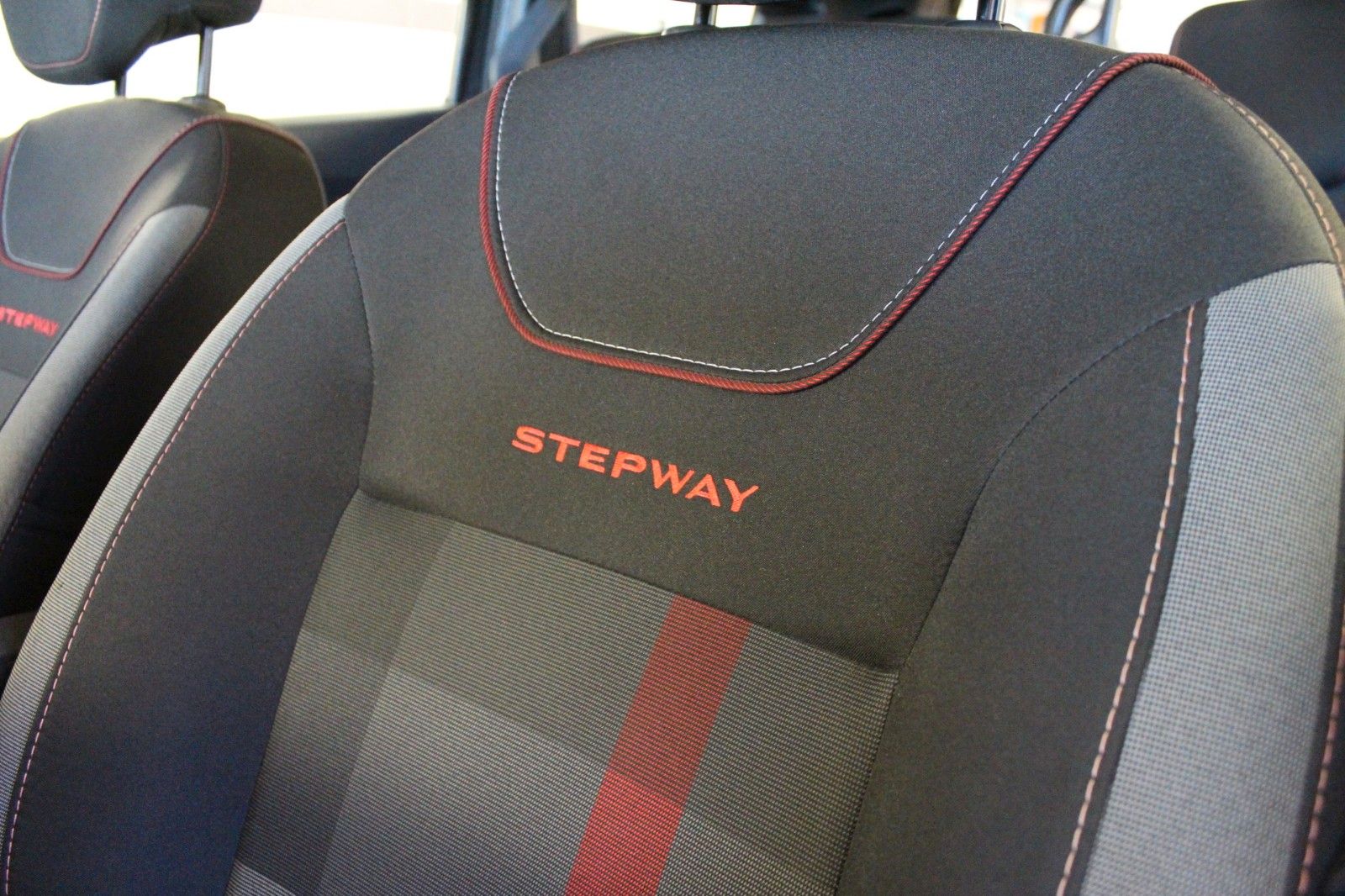 Fahrzeugabbildung Dacia Lodgy TCe 130 Stepway **Navi*7 Sitze*Techroad