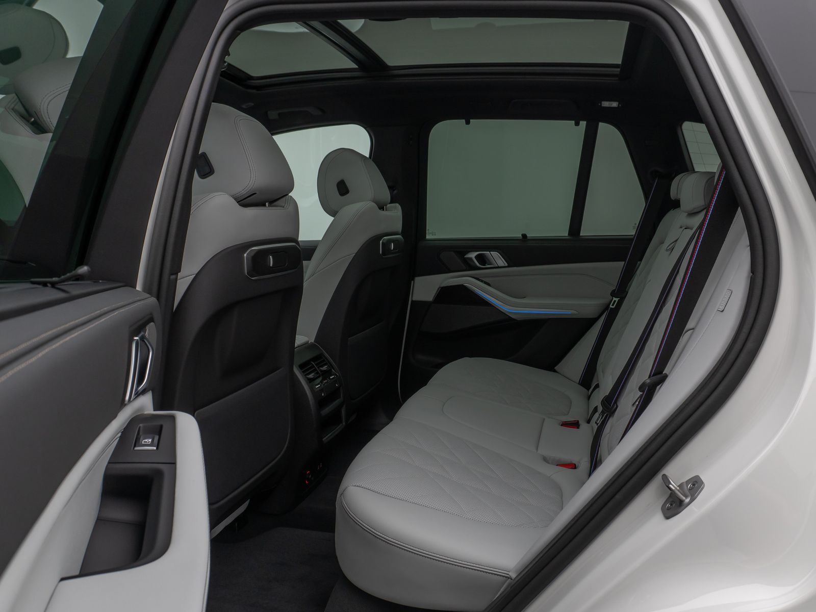 Fahrzeugabbildung BMW X5 xD50e M Sport Panorama 360°HUD DAB H/K SoftCL