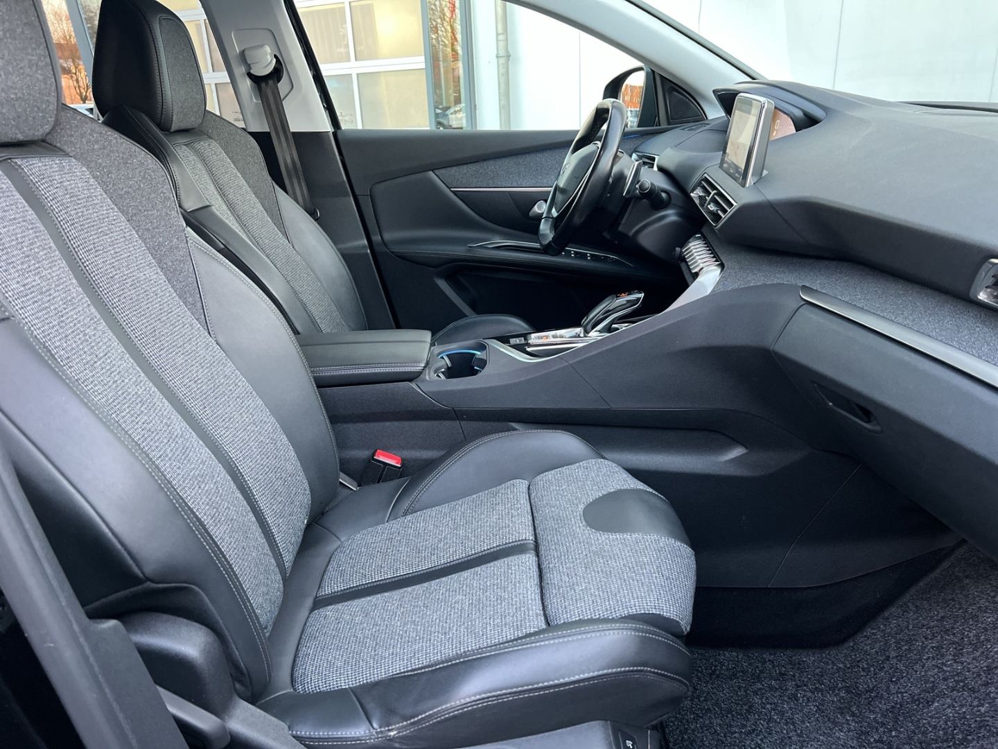 Fahrzeugabbildung Peugeot 3008 Allure PureTech 180 1.6 AHK-abn. Navi