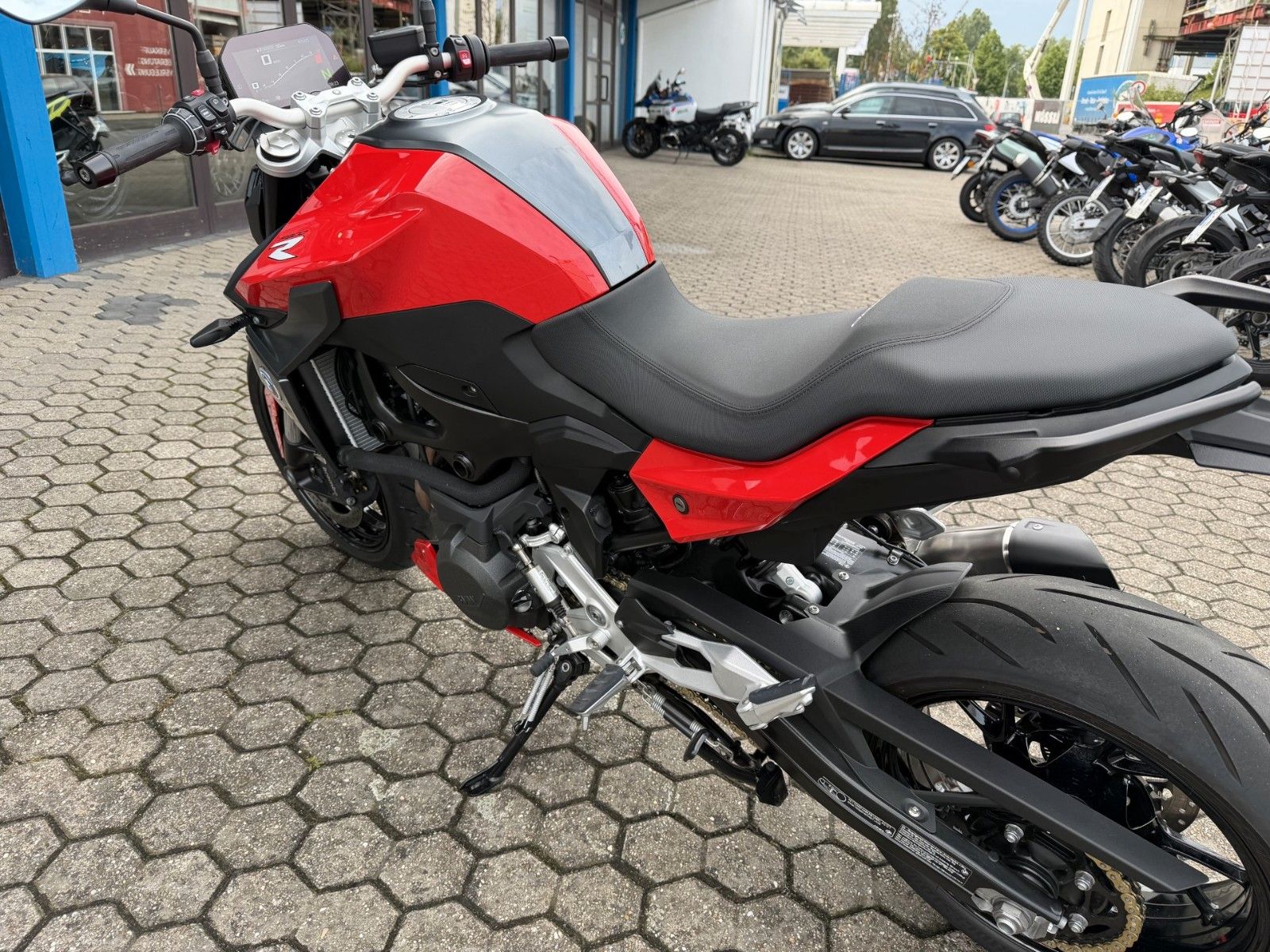 Fahrzeugabbildung BMW F 900 R wie Neu inkl. zubehör.