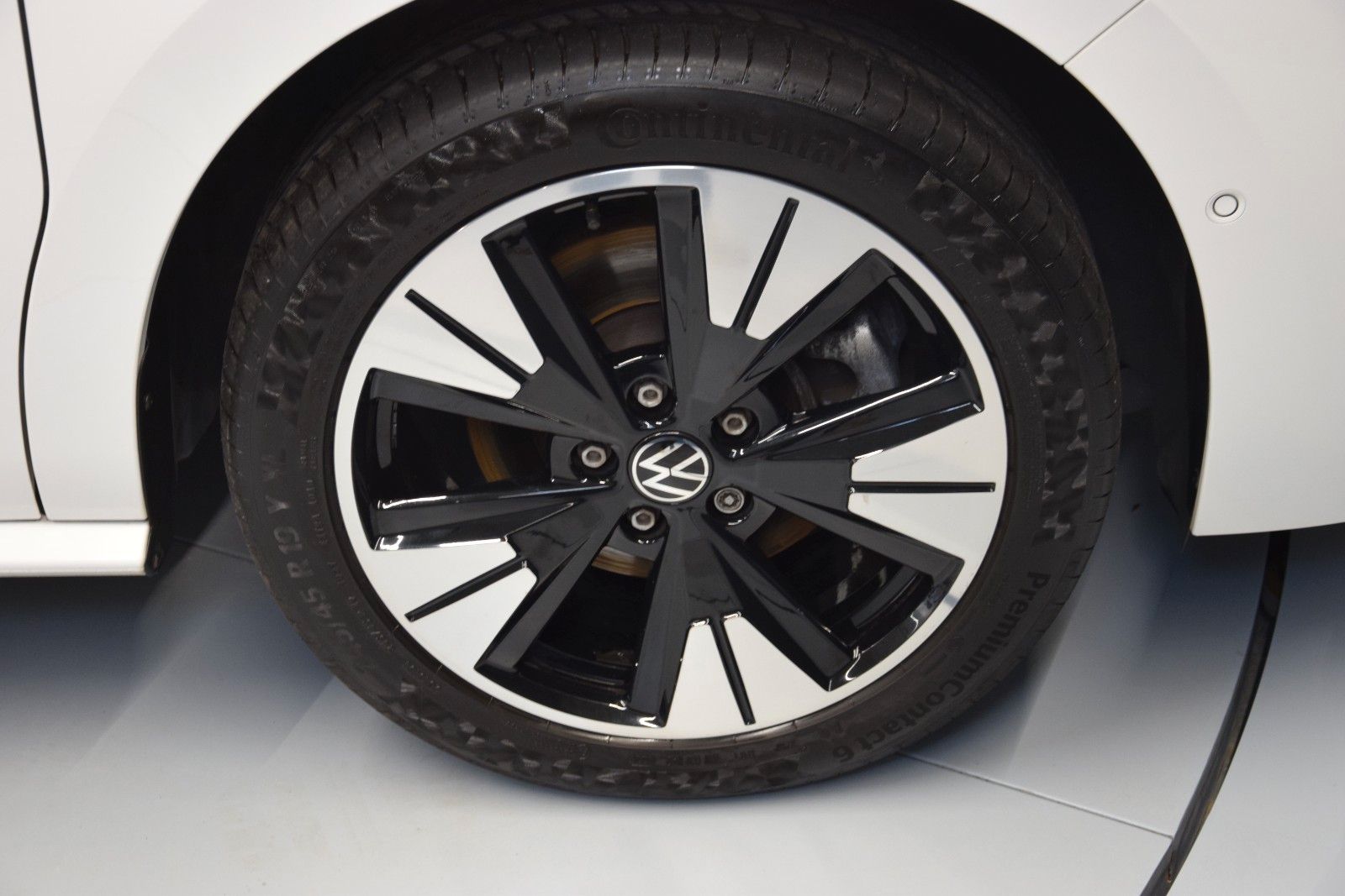 Fahrzeugabbildung Volkswagen T7 Multivan Style lang ACC Matrix vis-a-vis AHK