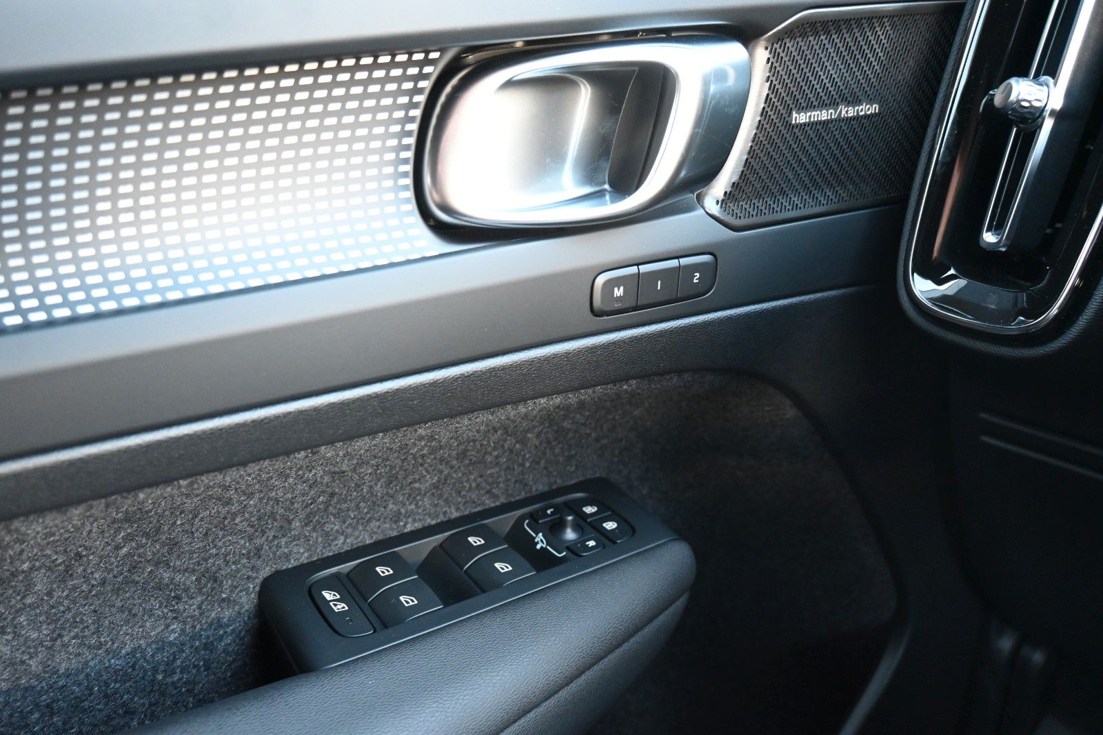 Fahrzeugabbildung Volvo XC40 B4 DKG Plus Dark*FSHZG*360°*ACC*AHK