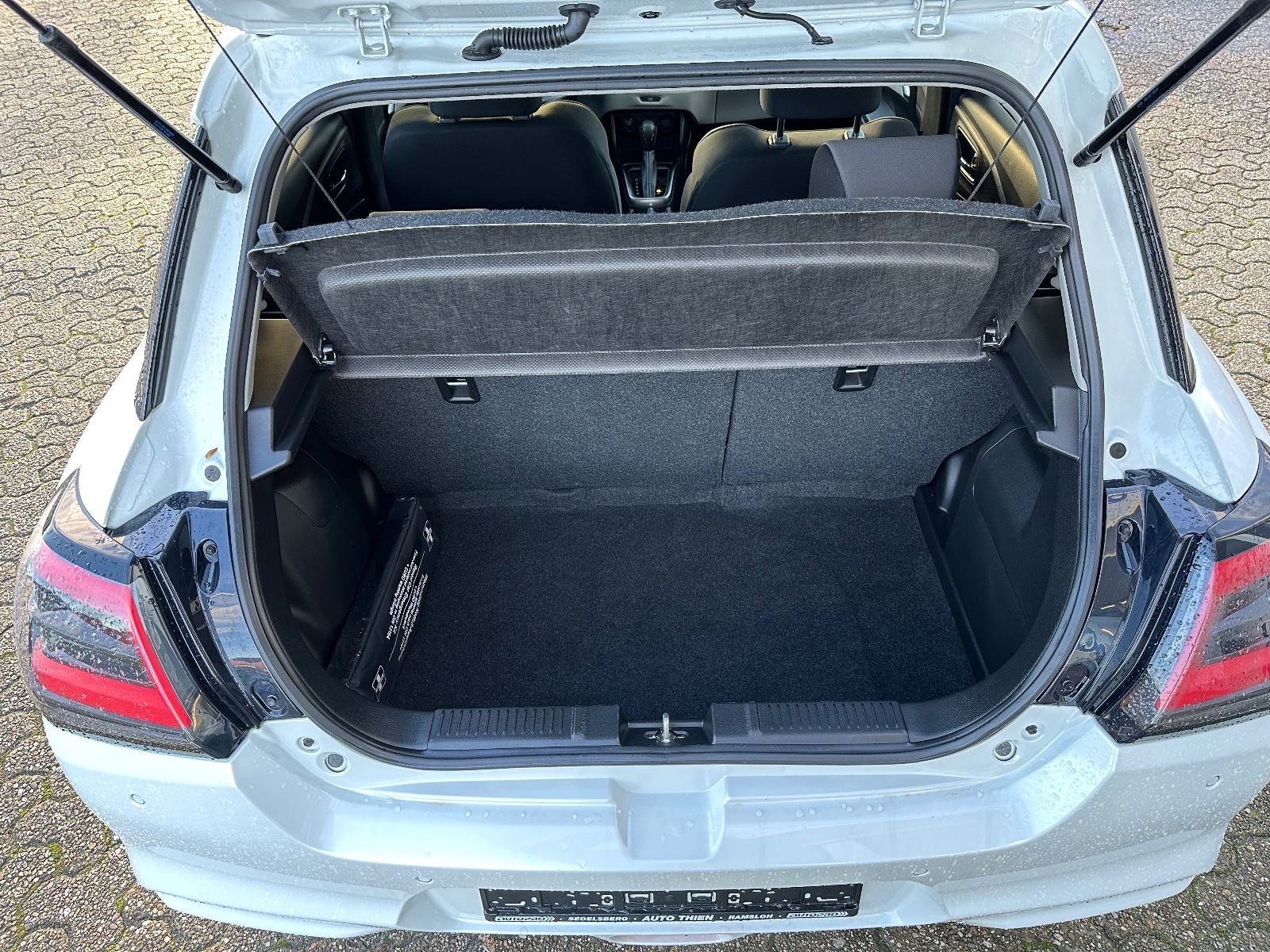 Fahrzeugabbildung Suzuki Swift 1.2 Dualjet Hybrid Comfort+ ACC/Navi/LED