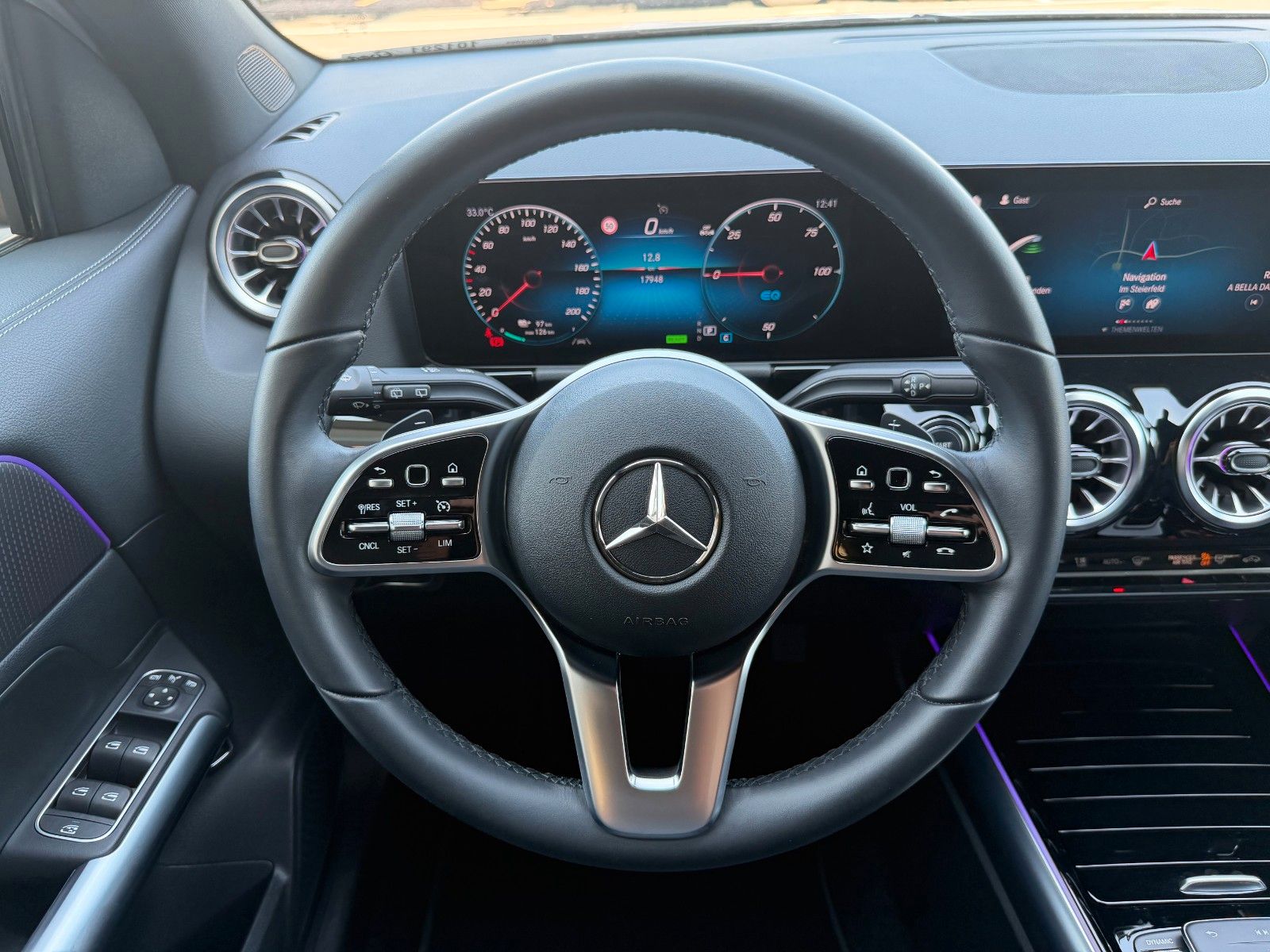 Fahrzeugabbildung Mercedes-Benz EQA 300 4M Progressive+19AMG+RKF+TotW+Ambiente+