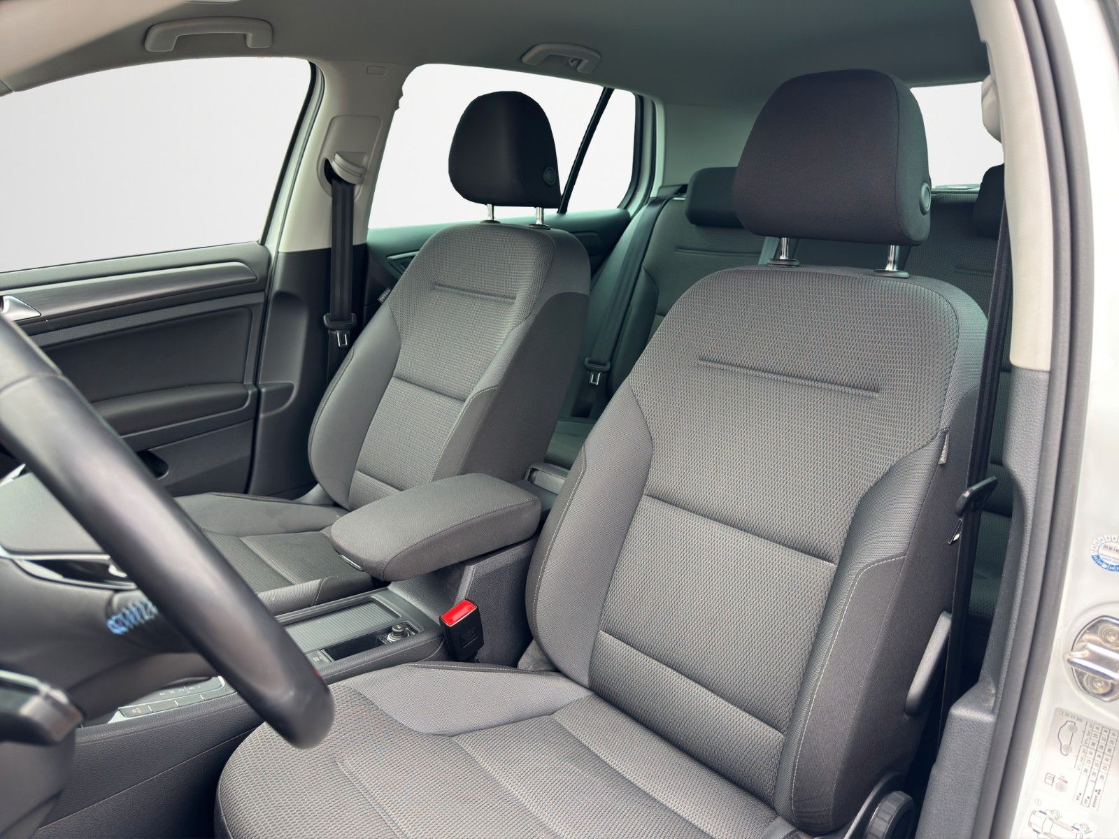 Fahrzeugabbildung Volkswagen GOLF E COMFORT VIRT KAM SHZ LED ALLWET PDC