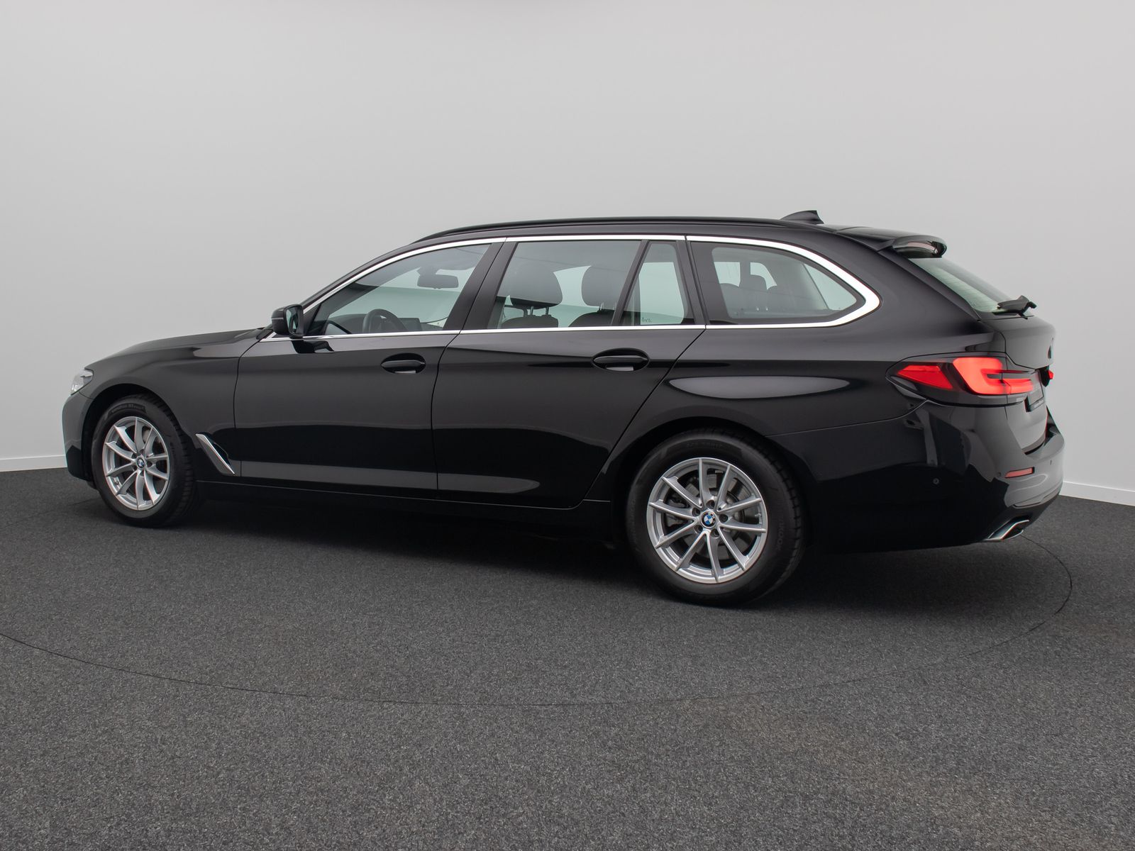 Fahrzeugabbildung BMW 520d Kamera HUD DAB Leder Alarm DisplayKey Sport