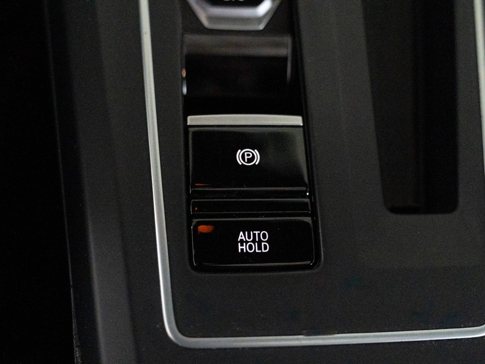 Fahrzeugabbildung Volkswagen Golf VIII Lim. R-Line eTSI AUTOM./STANDHZG./IQ-L