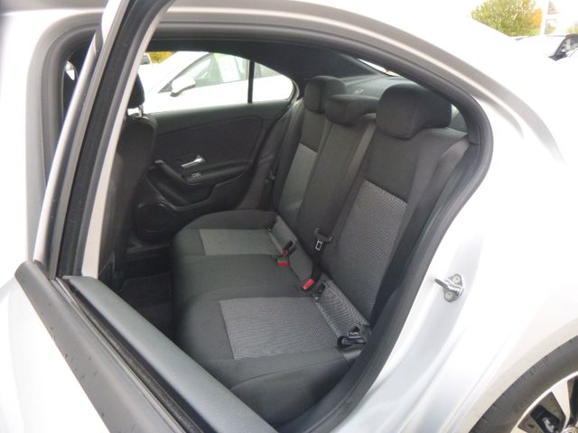 Fahrzeugabbildung Mercedes-Benz A 180 Limousine >NAV/LED/KAM/PDC/SHZ<
