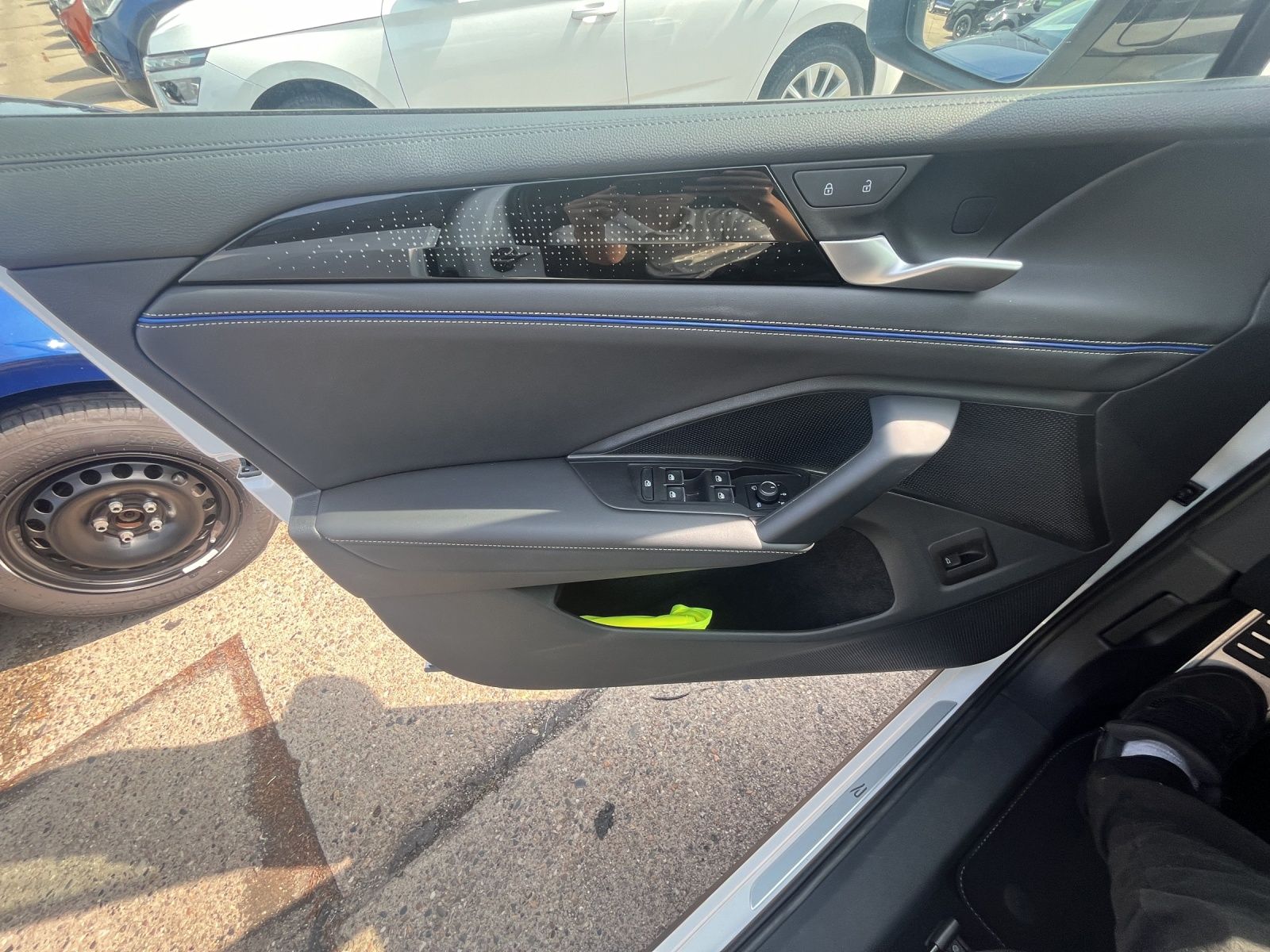 Fahrzeugabbildung Volkswagen Tiguan TDI R-Line 4M DSG MATRIX AHK PANO 20" NAV