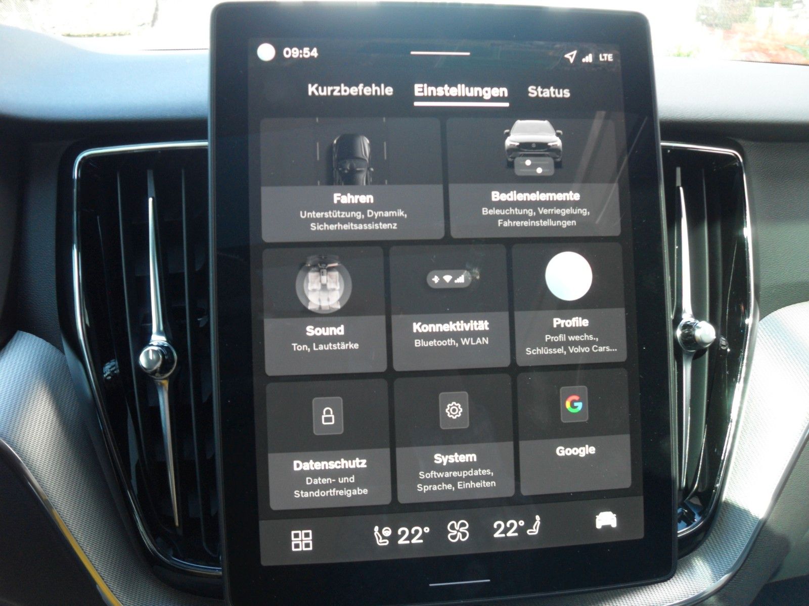 Fahrzeugabbildung Volvo XC 60 B5 Plus Black Edition AWD | Luftfederung