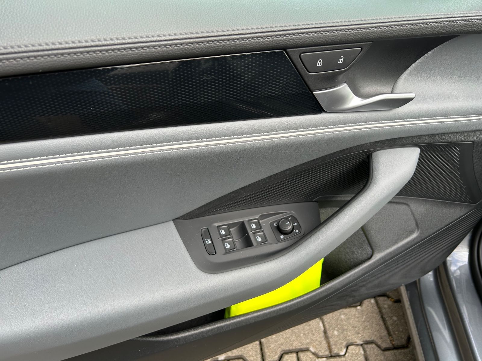 Fahrzeugabbildung Volkswagen Passat Variant 1.5 eTSI  Business DSG Navi
