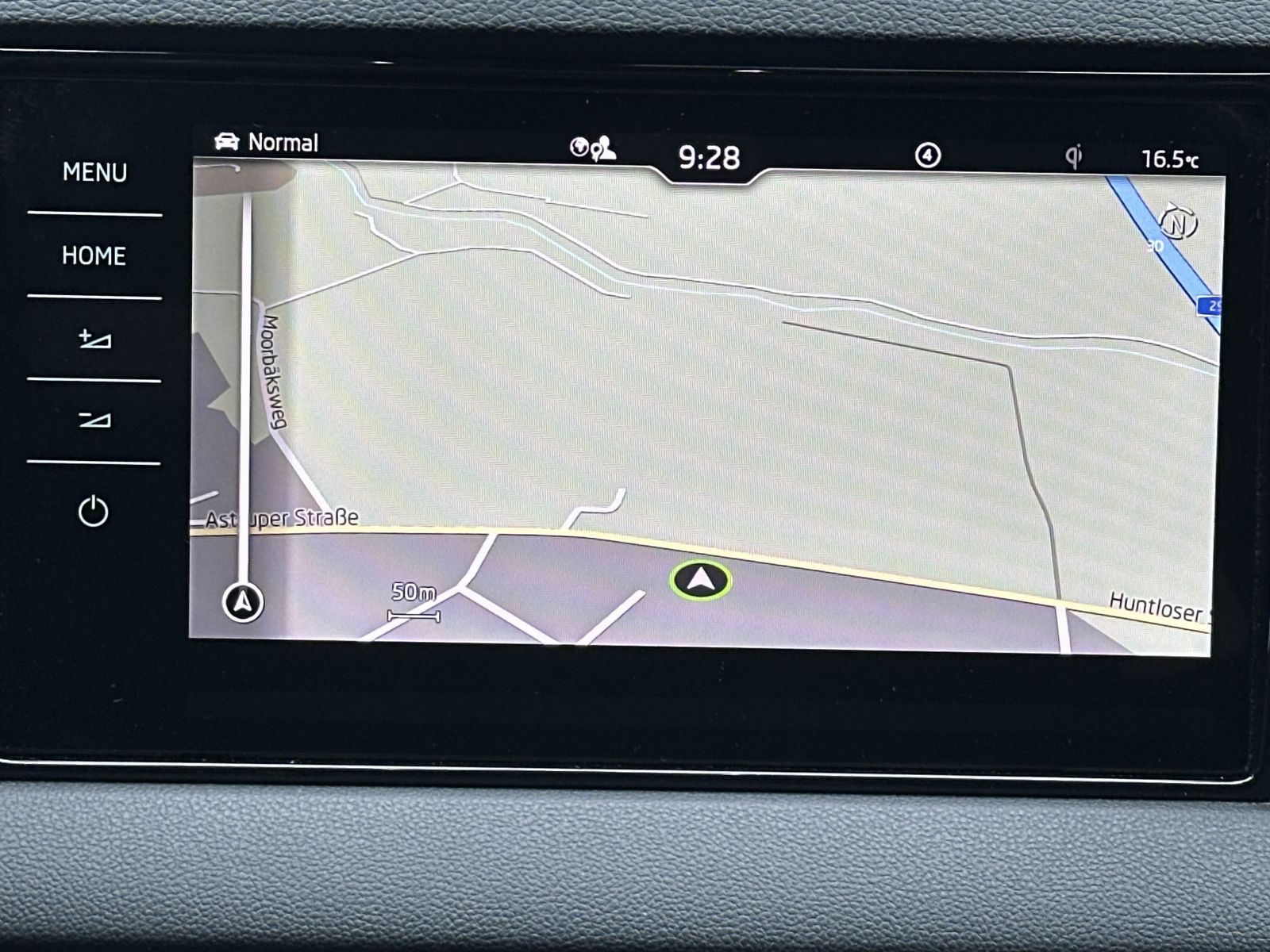 Fahrzeugabbildung SKODA Karoq 1.5 TSI DSG Sportline NAV+MATRIX+AHK+PANO