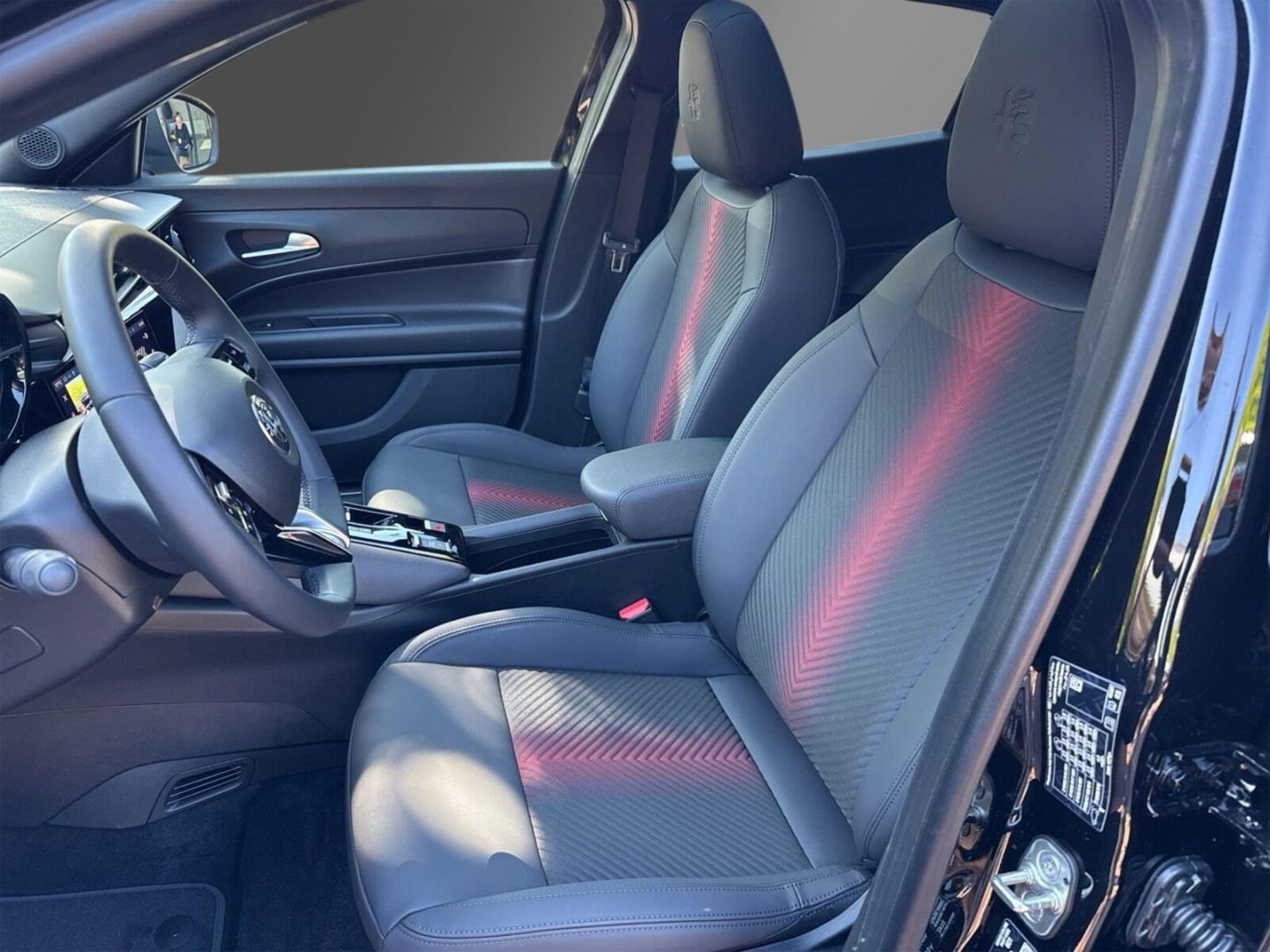 Fahrzeugabbildung Alfa Romeo Junior Elettrica SPECIALE- Panoramadach - sofort