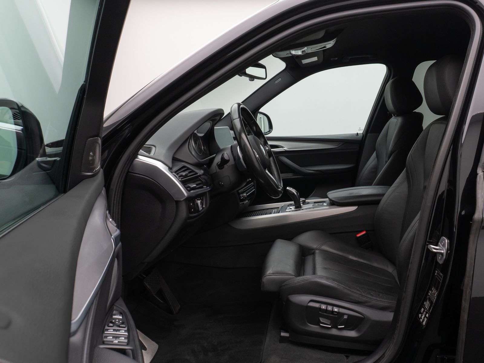 Fahrzeugabbildung BMW X5 M50d Kamera H/K NaviPro Xenon AHK Alarm