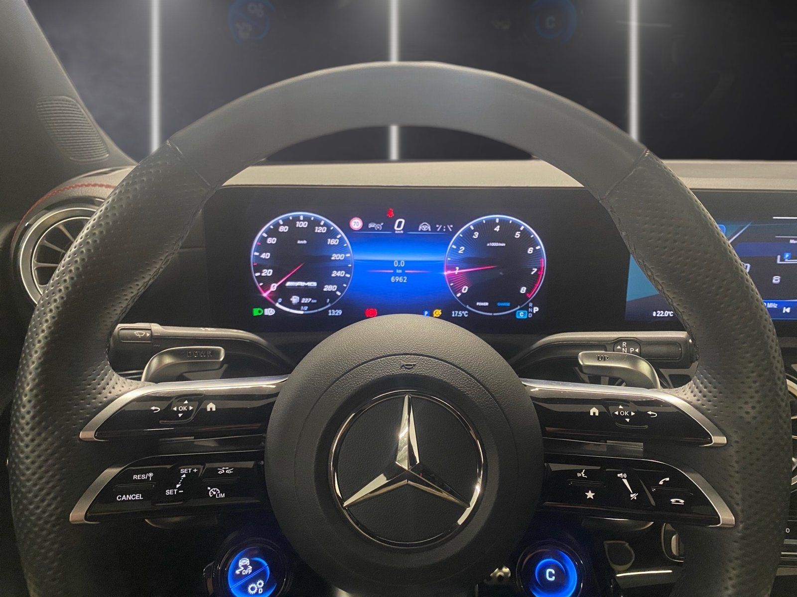 Fahrzeugabbildung Mercedes-Benz CLA 35 4M AMG Premium*Pano*Distro*Totwink*MBeam*