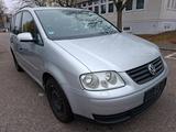 Volkswagen Touran 1.6 Conceptline - Volkswagen Touran mit Benzin-Antrieb: Kleinbus, 1.6