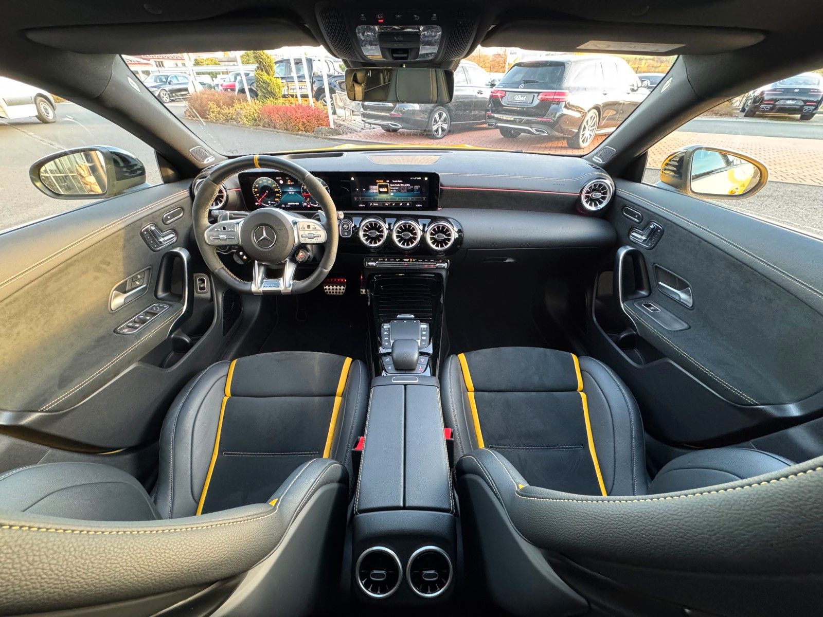 Fahrzeugabbildung Mercedes-Benz CLA 45 AMG+Aerodynamic+Pano+Burm+Multikontur+