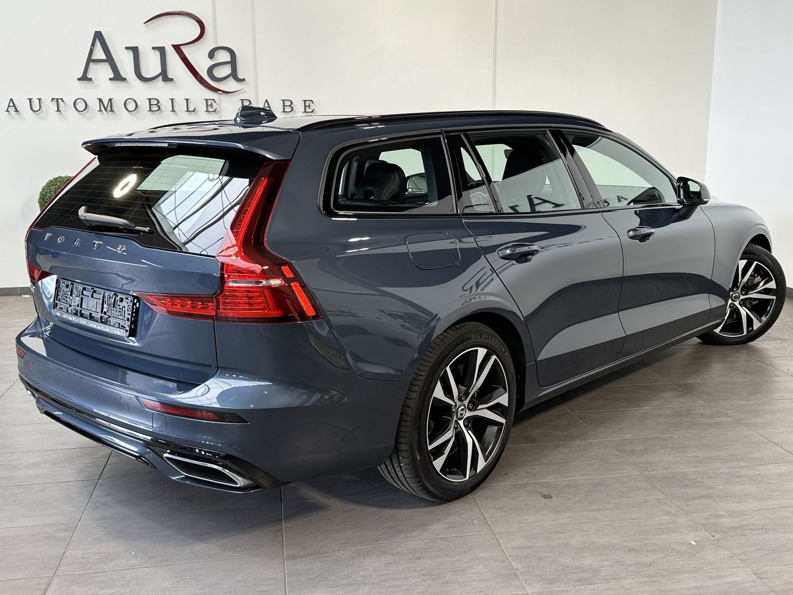 Fahrzeugabbildung Volvo V60 T6 AWD Recharge R-Design NAV+LED+PANO+H&K+VC