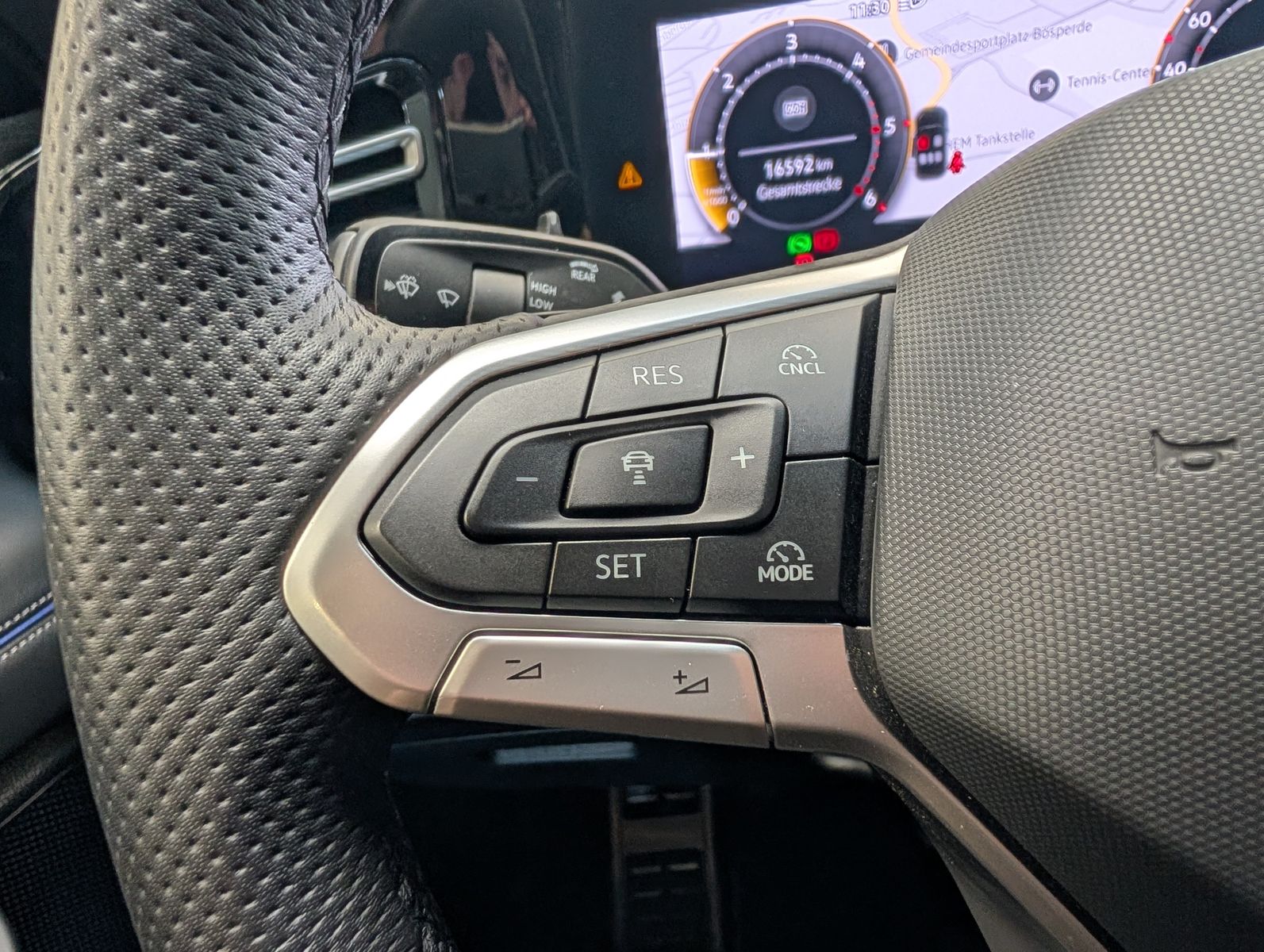 Photo du véhicule Volkswagen Tiguan 2.0TDI R-Line 4M Pano Black AHK Matrix 20