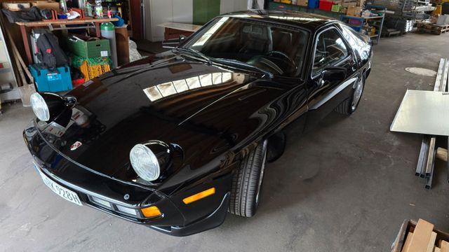 Porsche 928