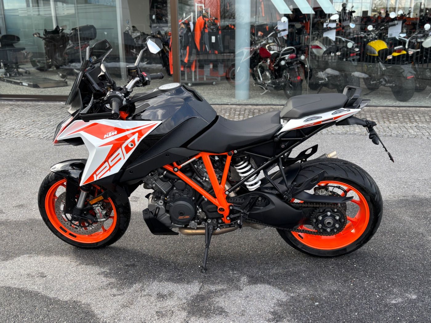 Fahrzeugabbildung KTM 1290 Super Duke GT mit Trackpack Mivv Sportauspu