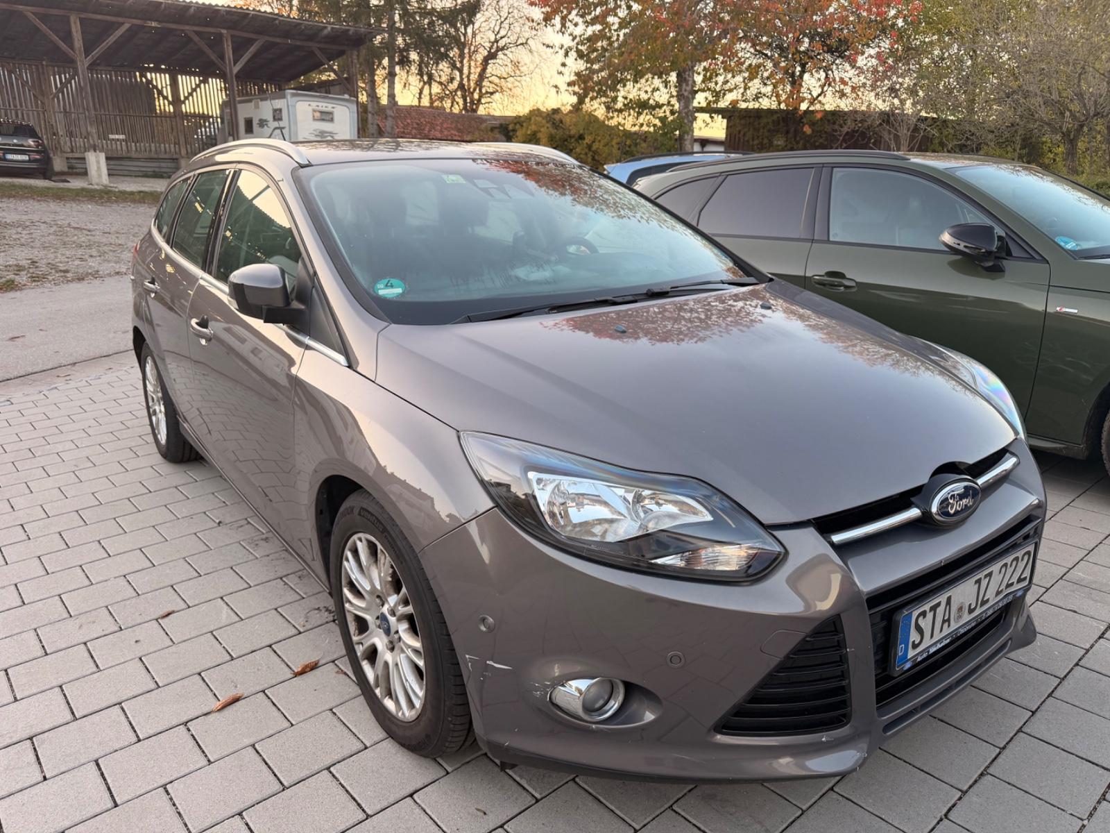 Ford Focus 2011 — rear view