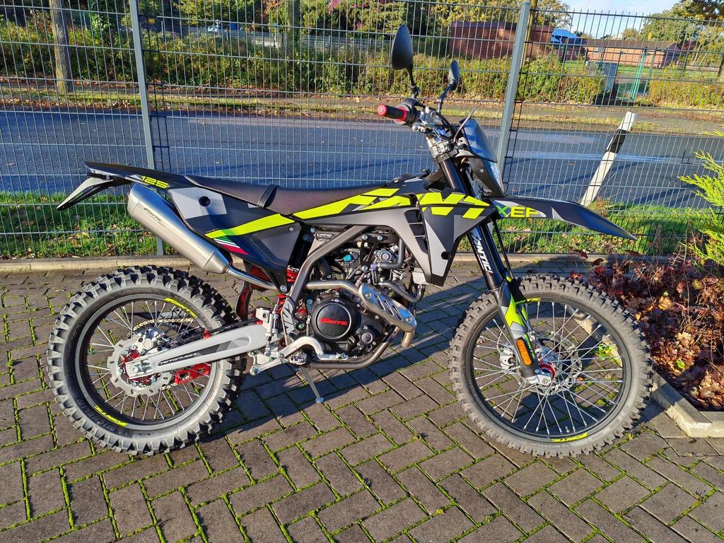 Fantic XEF 125 4T ENDURO PERFORMANCE EU 5+ + HELM