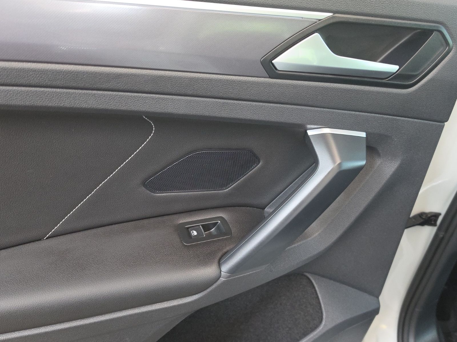 Fahrzeugabbildung Volkswagen Tiguan  R-LINE HiGHLiNE  4MOTION PANORAMA DACH