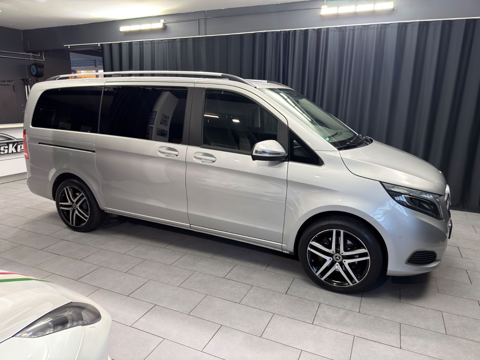 Fahrzeugabbildung Mercedes-Benz V 220 d EDITION 4MATIC lang |ACC|RF-KAMERA|NAVI|