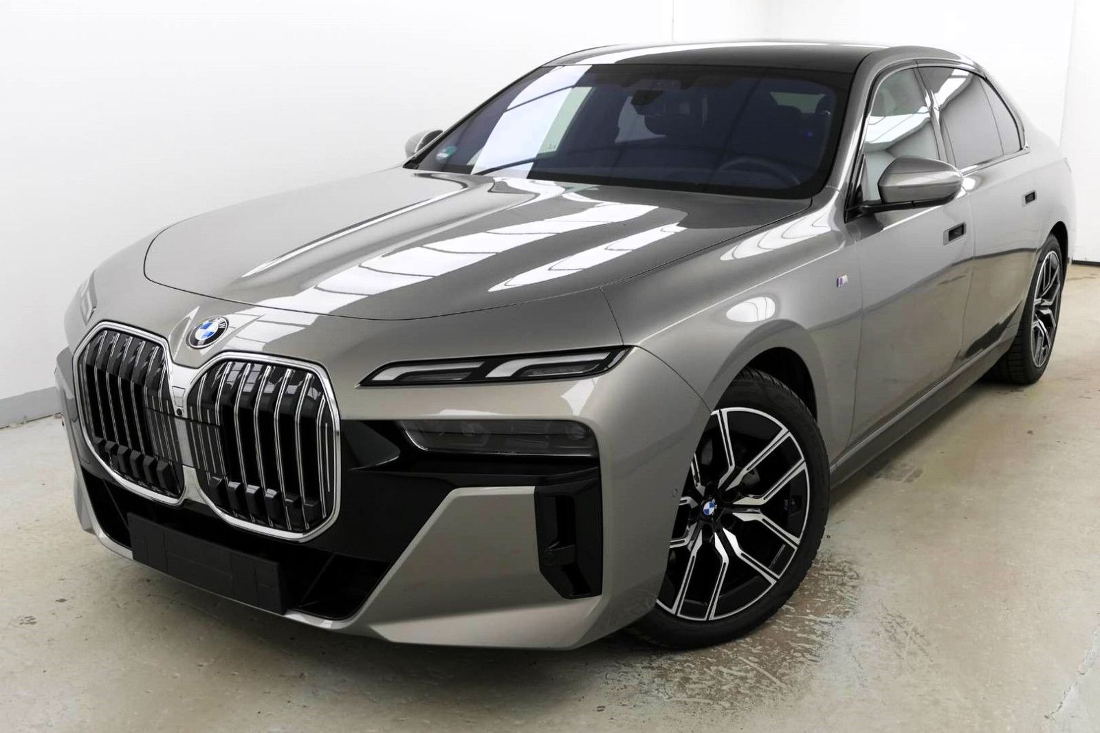 Fahrzeugabbildung BMW 740d xDrive M Sport Sky-Lounge AHK Standheizung
