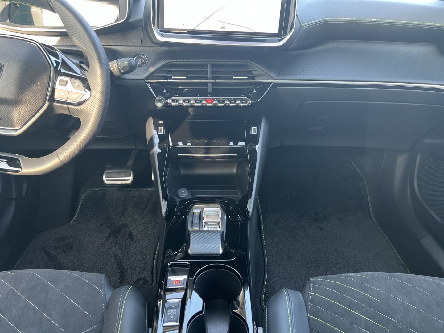 Fahrzeugabbildung Peugeot 2008 Hybrid GT 145 e-DSC6 ACC Panodach Navi