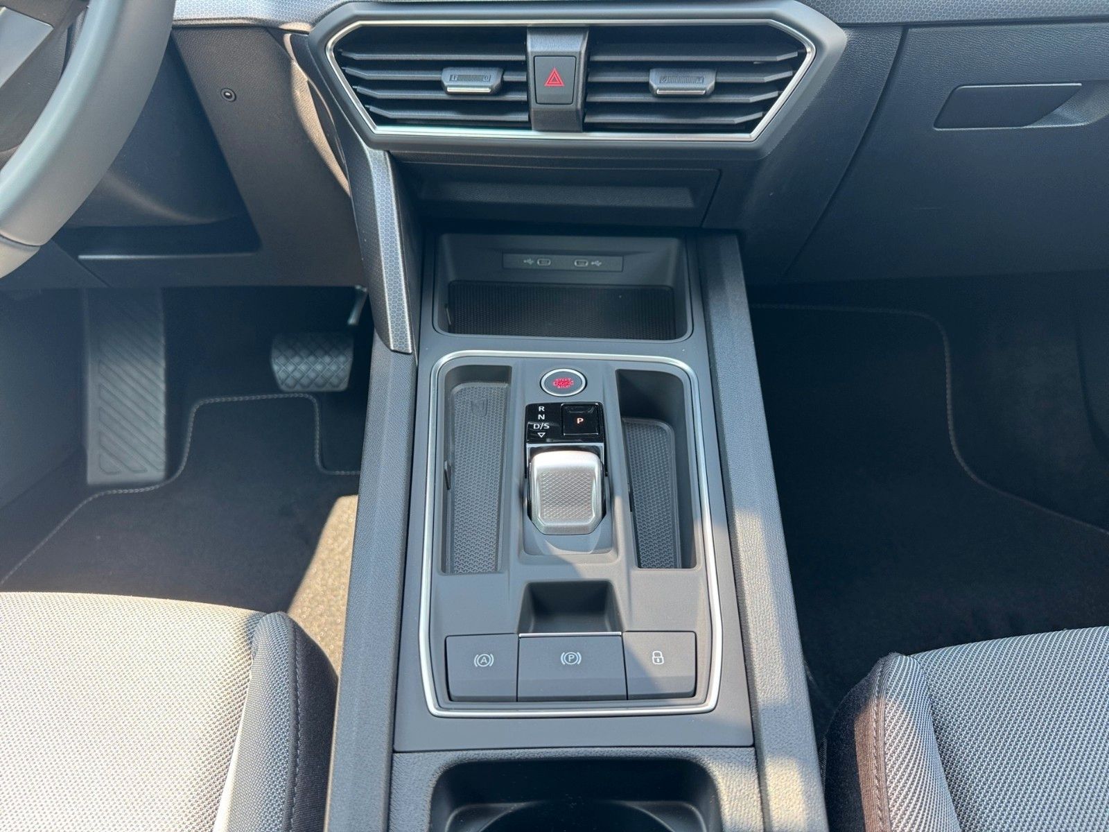 Fahrzeugabbildung SEAT Leon Sportstourer 1.5 eTSI 110 kW Style