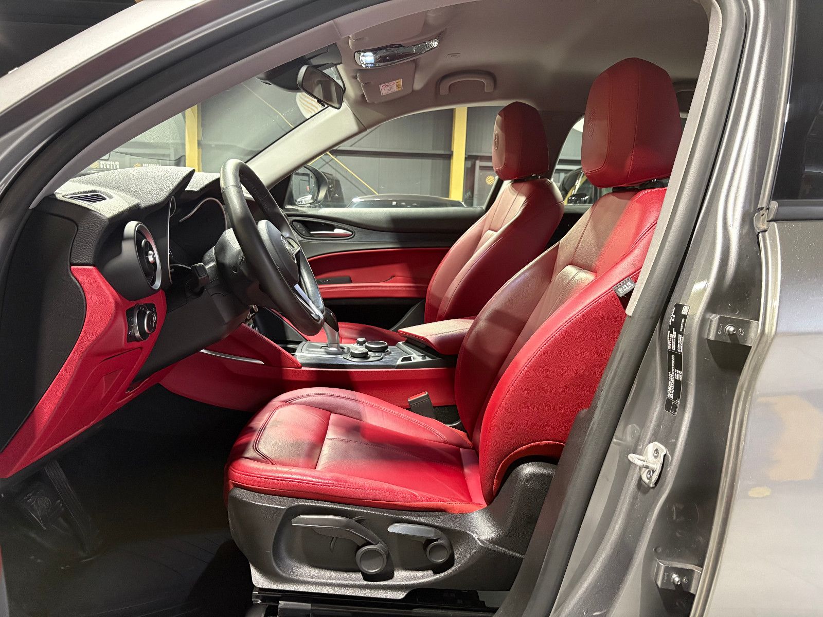 Fahrzeugabbildung Alfa Romeo Stelvio Super Q4/BI-XENON/PDC/AUTOMATIK/SPURHALT