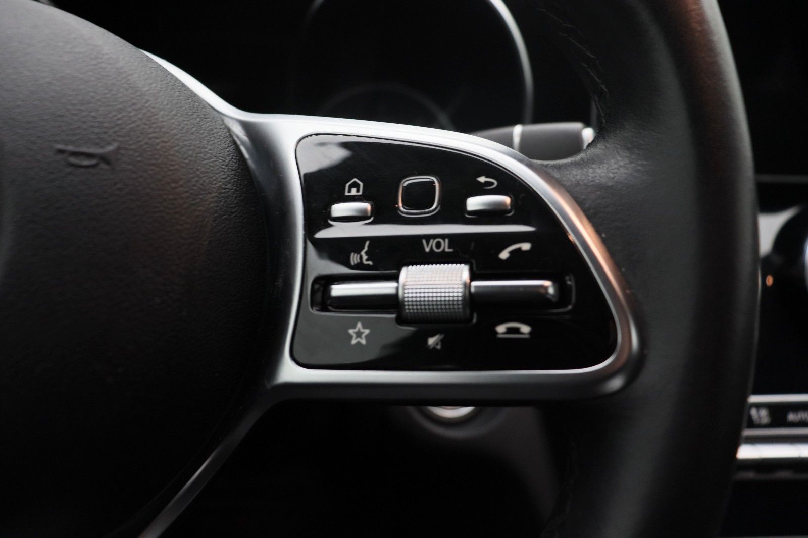Fahrzeugabbildung Mercedes-Benz C 300 T-Modell 4Matic ACC AHK LED