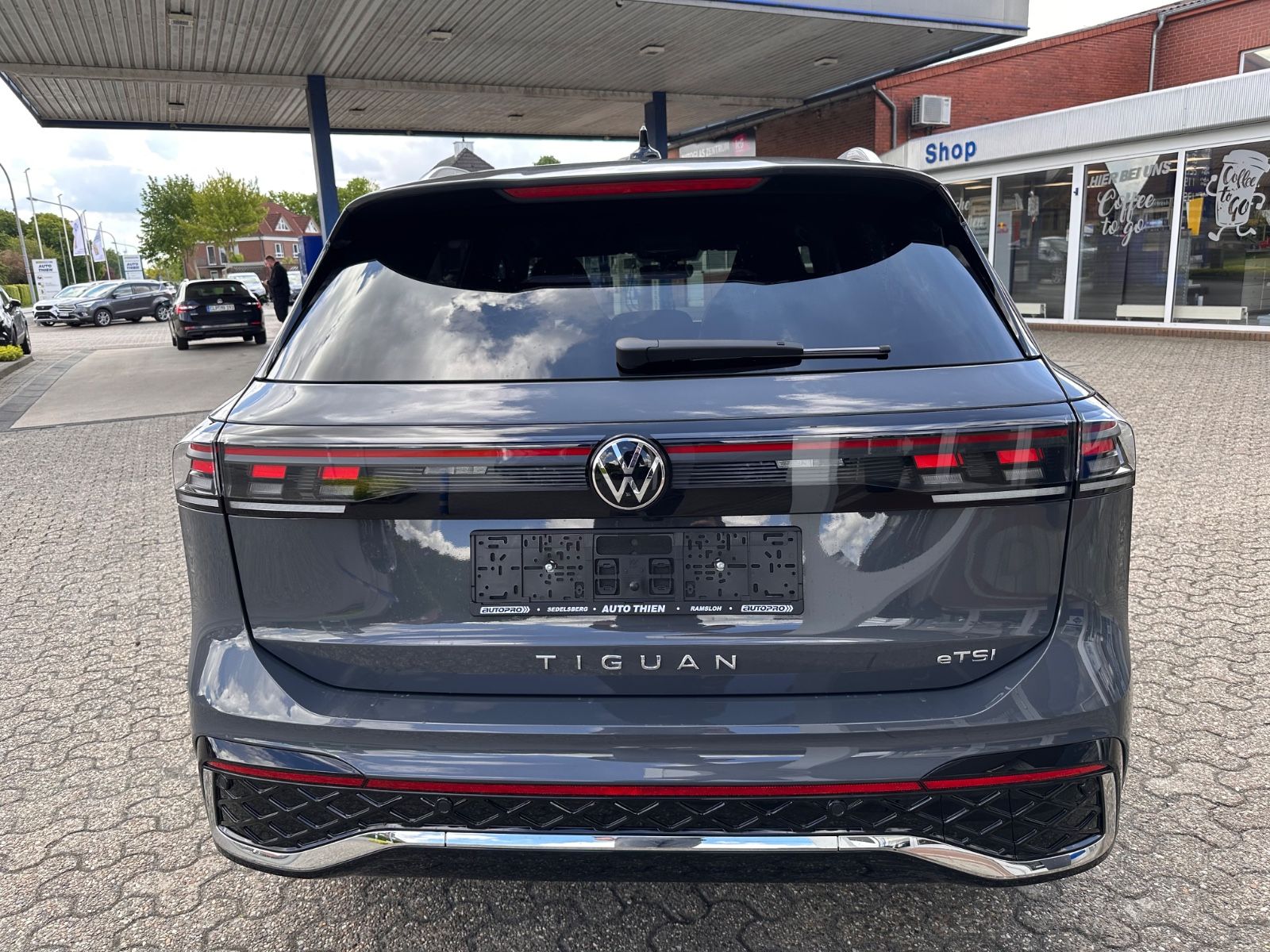 Fahrzeugabbildung Volkswagen Tiguan 1.5 eTSI R-Line DSG AHK/Navi/APP/LED/SHZG