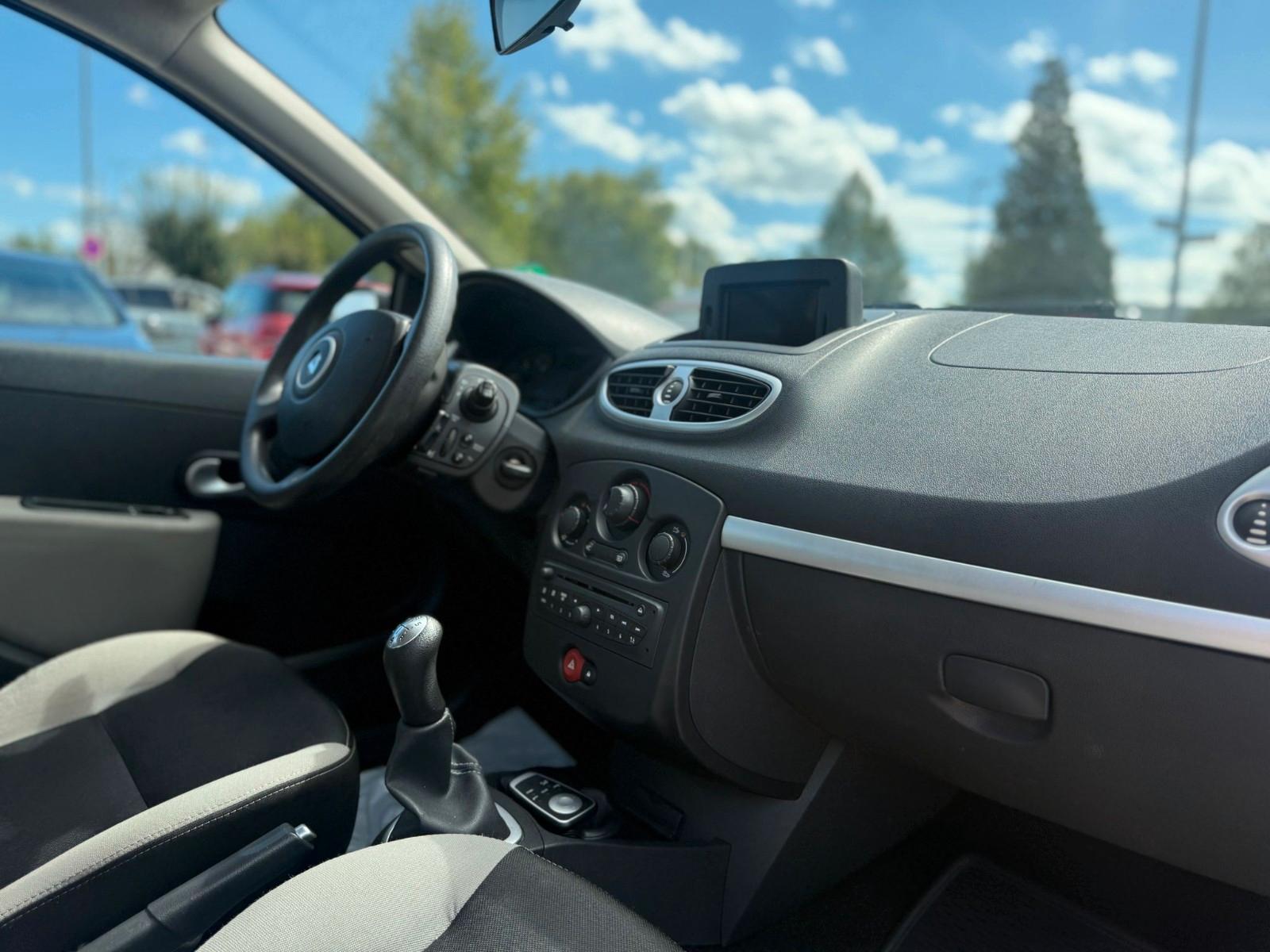 Renault Clio 2012 — photo 16