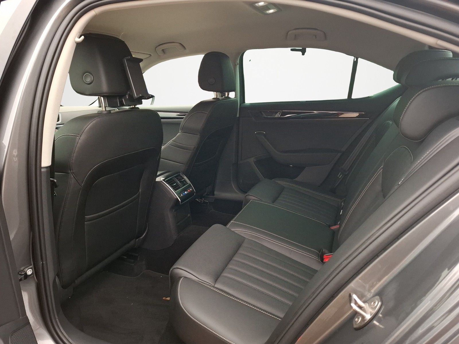 SKODA Superb 2.0 TSI L&K 4x4 DSG / NAVI / AHK / LEDER - Image 14