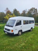 Mercedes-Benz Kleinbus, 9sitzer, z. Zt. mit einfacher Ca... - Mercedes-Benz MB 100: Kleinbus