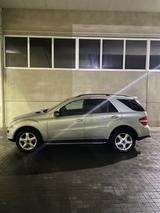 Mercedes-Benz ML 280 CDI 4MATIC - - silberne Mercedes-Benz ML 280
