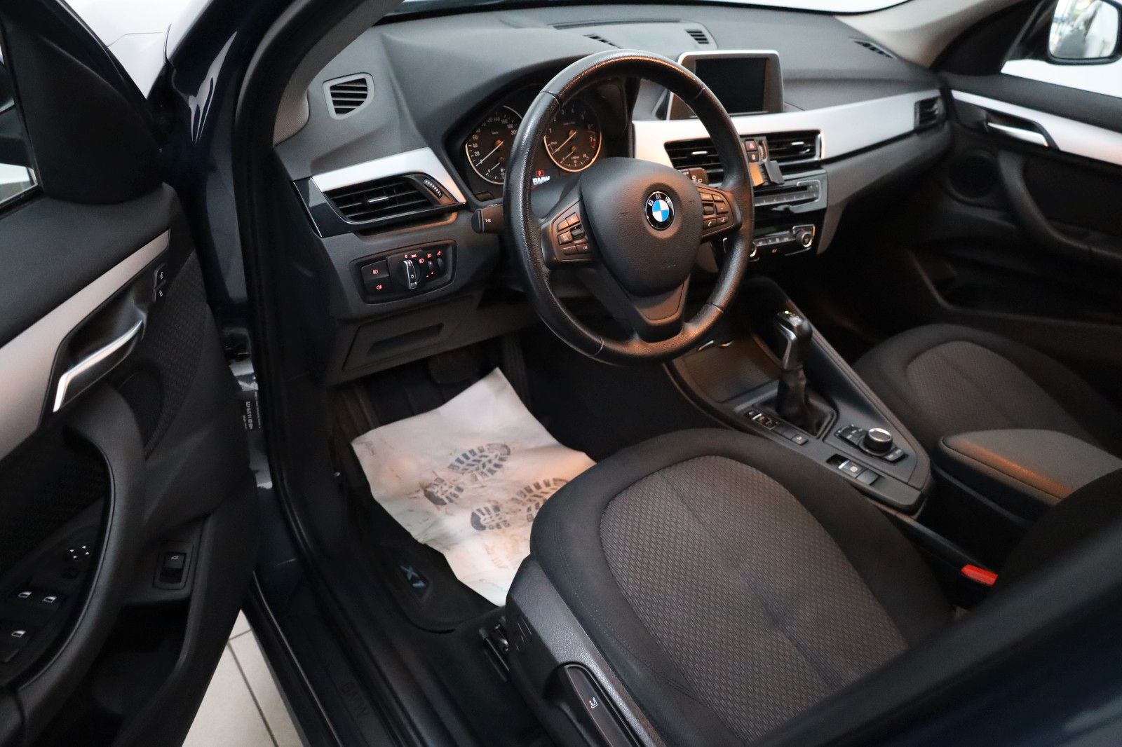 Fahrzeugabbildung BMW X1 xDrive 20i Advantage,PDC,Automatik,Scheckheft