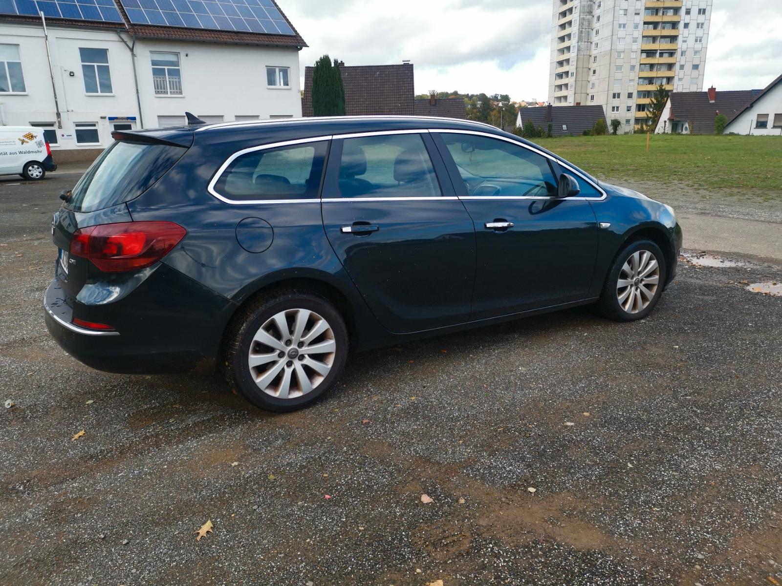 Opel Astra 2012 — салон
