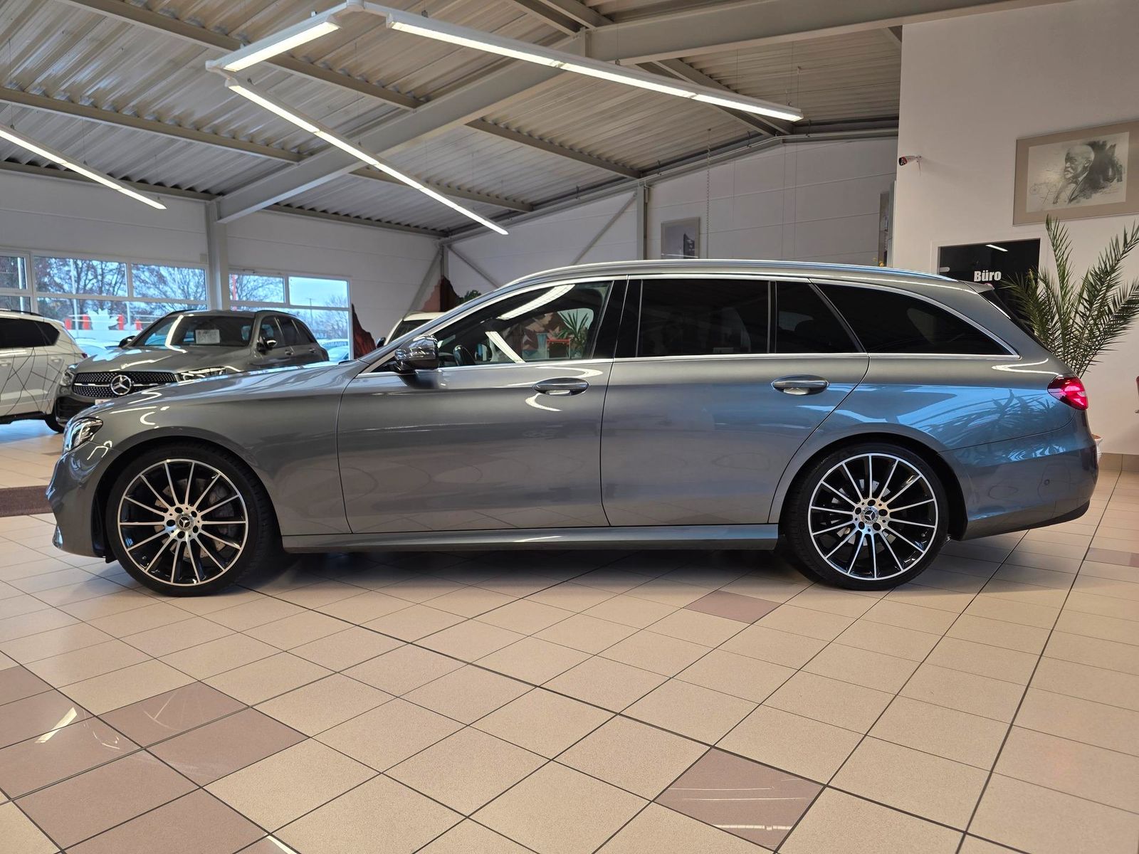 Fahrzeugabbildung Mercedes-Benz E 300 T Automatik AMG Line/20"Alu/Ahk