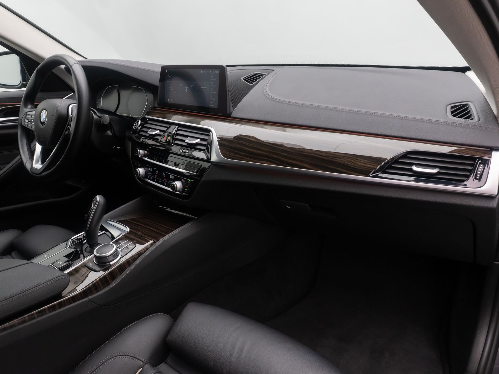 Fahrzeugabbildung BMW 520d Luxury Line DAB Kamera HUD Laser SoftClose