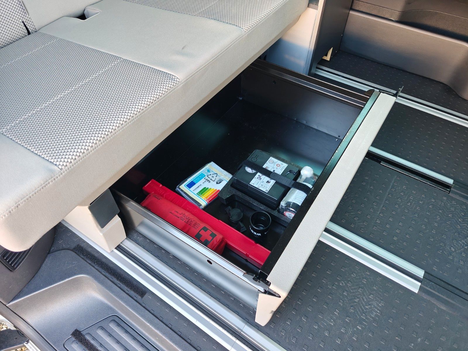 Fahrzeugabbildung Volkswagen T6 California Beach - Automatik + Schlafdach -